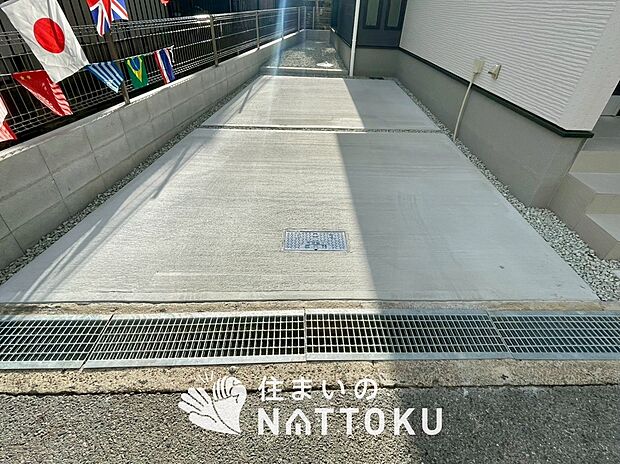 【現地写真（駐車場）】駐車スペースが広く、運転が苦手な方も安心です。