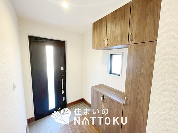 【現地写真（玄関）】玄関には、大型のシューズ収納を設置しています。