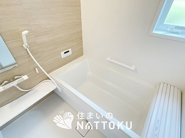 【現地写真（浴室）】浴室暖房乾燥機付き。１坪タイプで広々です。