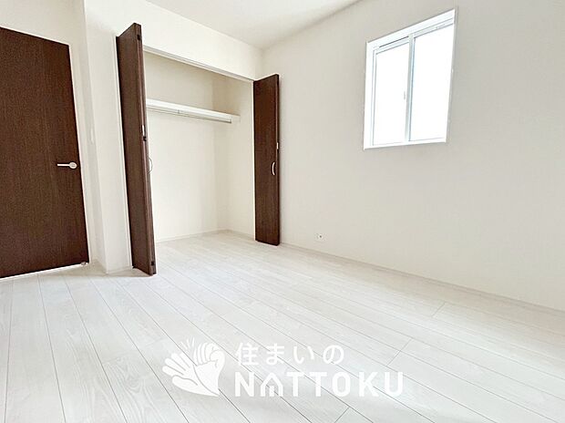 【現地写真（洋室）　】木目の美しさを際立たせるシンプルデザインの建具を使用しています。