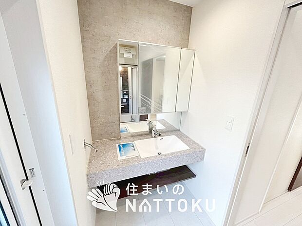 【洗面台・洗面所】鏡の両サイドは、必要なものを取出しやすく、大きな鏡面で朝の準備も快適。
使いやすいリフトアップ機能付きのシングルレバーシャワー水栓付です。