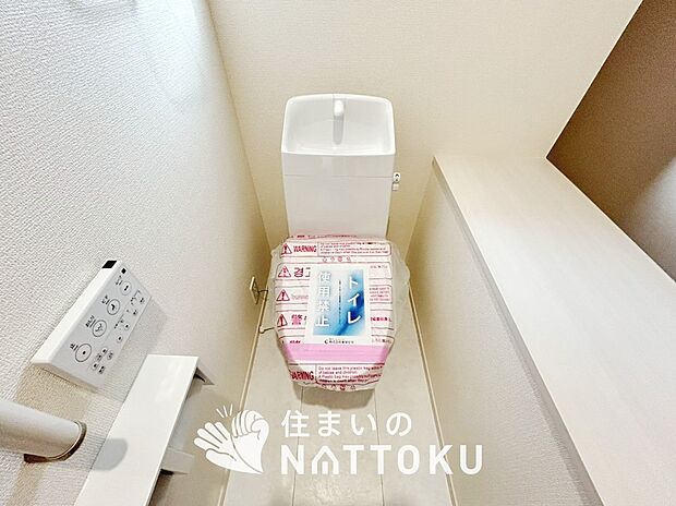 【トイレ】汚れてもサッとひと拭きでお手入れ簡単、エコ仕様の温水洗浄便座付きのトイレです。
バリアフリーにも配慮しています。