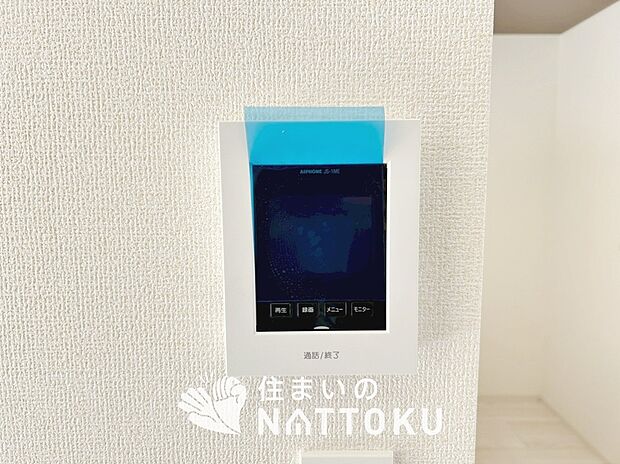 【TVモニター付インターホン】手放し通話ができ、送話表示灯で送話・受話状態が確認できます。
映像と音声で玄関先の様子をチェックできるモニター機能や、夜間の訪問者の顔も確認できるLEDライトを装備しています。