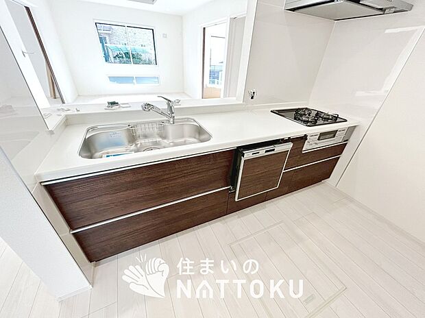 【現地写真（キッチン）】収納たっぷりのシステムキッチン、浄水器付水栓を標準装備しています。