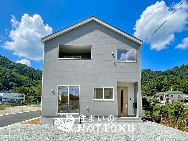 【現地写真（外観）【１号地】】雨で汚れを落とし、耐久性・耐候性に優れた外壁を使用しています。