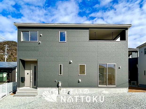 【現地写真（外観）【２号地】】軽くて火災に強い屋根材を採用し、地震時の建物への負担や揺れを軽減しています。