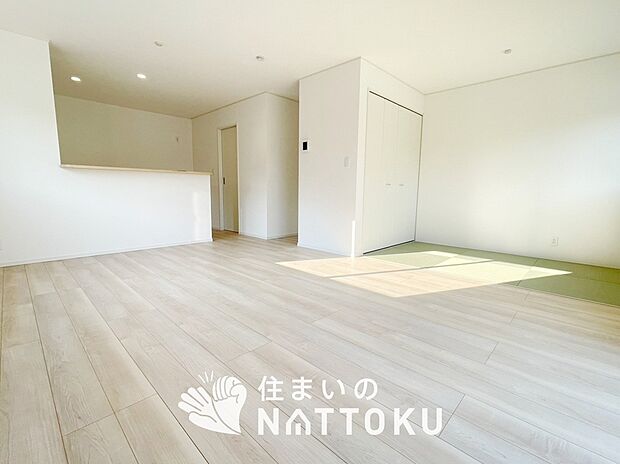 【現地写真（リビング）】フローリング材には、木目、色調など木材特有の風合いがあり、ナチュラルな美しさになっています。