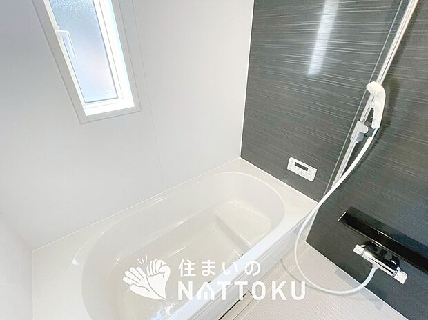 【現地写真（浴室）】浴室暖房乾燥機付き。１坪タイプで広々です。