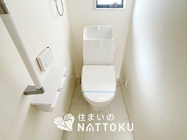 【トイレ】鏡の両サイドは、必要なものを取出しやすく、大きな鏡面で朝の準備も快適。
使いやすいリフトアップ機能付きのシングルレバーシャワー水栓付です。