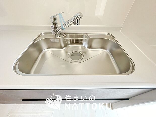 【浄水器内臓型ハンドシャワー付シンク】傷や汚れが付きにくい静音仕様の全面エンボス加工シンク。
また、蛇口の先端に浄水器を内蔵。浄水シャワーが使える毎分4リットルのたっぷり浄水。