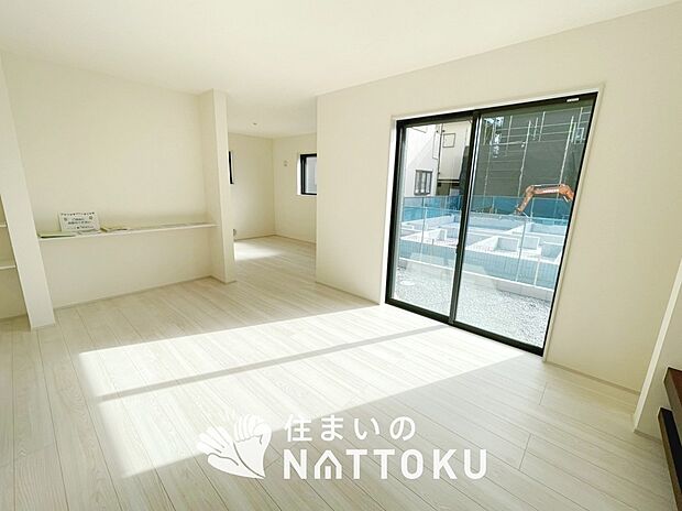 【現地写真（リビング）】フローリング材には、木目、色調など木材特有の風合いがあり、ナチュラルな美しさになっています。