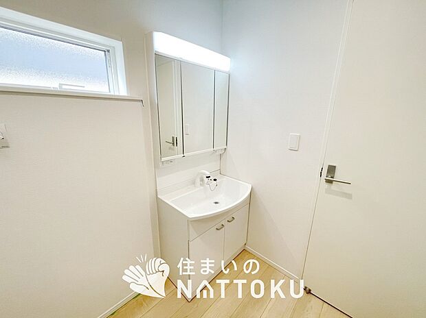 【洗面台・洗面所】鏡の両サイドは、必要なものを取出しやすく、大きな鏡面で朝の準備も快適。
使いやすいリフトアップ機能付きのシングルレバーシャワー水栓付です。