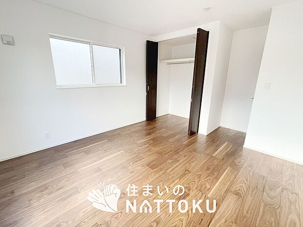 【現地写真（寝室）】木目の美しさを際立たせるシンプルデザインの建具を使用しています。