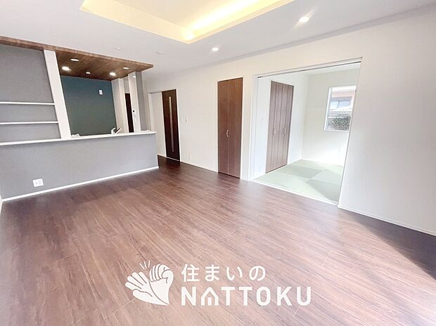 【現地写真（リビング）】フローリング材には、木目、色調など木材特有の風合いがあり、ナチュラルな美しさになっています。