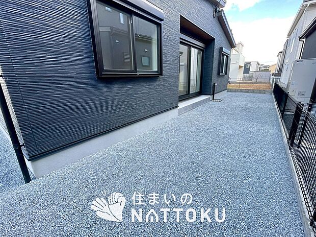 【庭】広々としたプライベート空間でお子様との遊び場、家庭菜園も可能です。