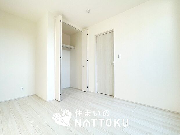 【現地写真（洋室）】木目の美しさを際立たせるシンプルデザインの建具を使用しています。