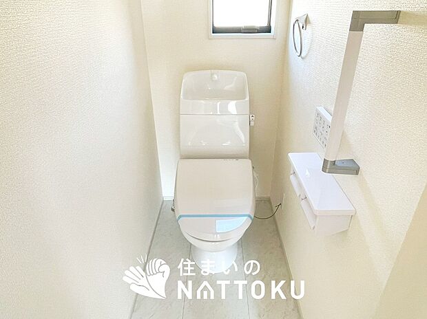 【トイレ】汚れてもサッとひと拭きでお手入れ簡単、エコ仕様の温水洗浄便座付きのトイレです。
バリアフリーにも配慮しています。