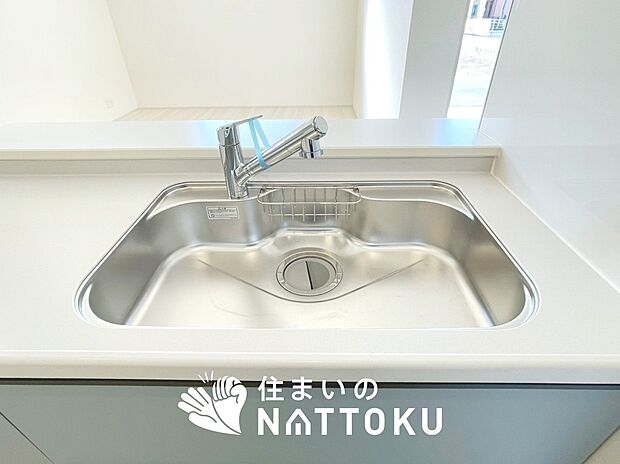 【浄水器内臓型ハンドシャワー付シンク】傷や汚れが付きにくい静音仕様の全面エンボス加工シンク。
また、蛇口の先端に浄水器を内蔵。浄水シャワーが使える毎分4リットルのたっぷり浄水。