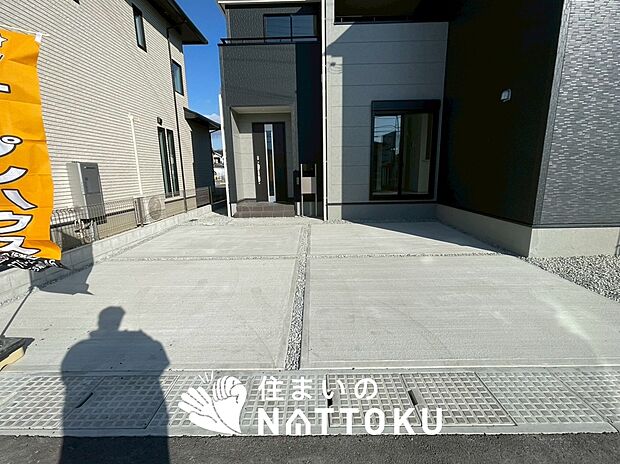 【現地写真（駐車場）】駐車スペースが広く、運転が苦手な方も安心です。