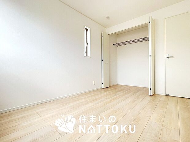 【現地写真（寝室）】木目の美しさを際立たせるシンプルデザインの建具を使用しています。