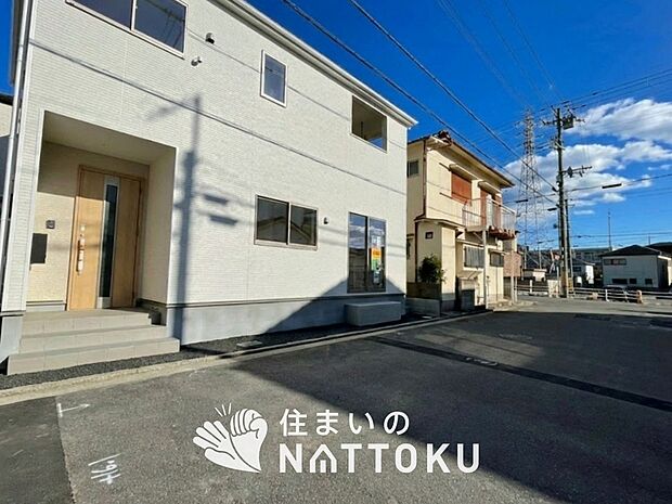 【現地写真（前道含む外観）】軽くて火災に強い屋根材を採用し、地震時の建物への負担や揺れを軽減しています。