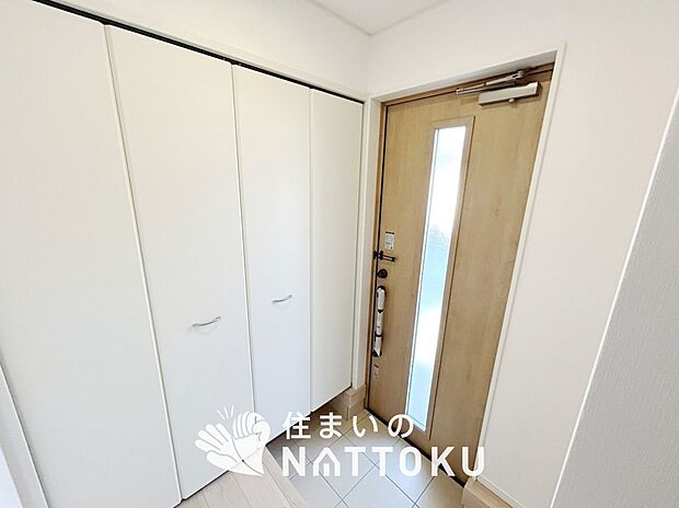 【現地写真（玄関）】玄関には、大型のシューズ収納を設置しています。