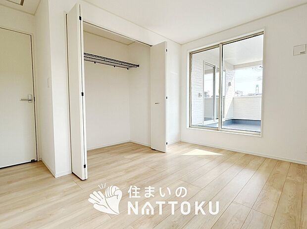【現地写真（寝室）】木目の美しさを際立たせるシンプルデザインの建具を使用しています。