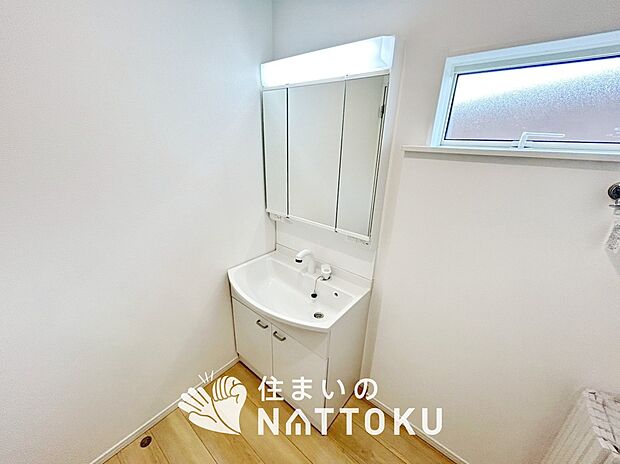 【洗面台・洗面所】鏡の両サイドは、必要なものを取出しやすく、大きな鏡面で朝の準備も快適。
使いやすいリフトアップ機能付きのシングルレバーシャワー水栓付です。