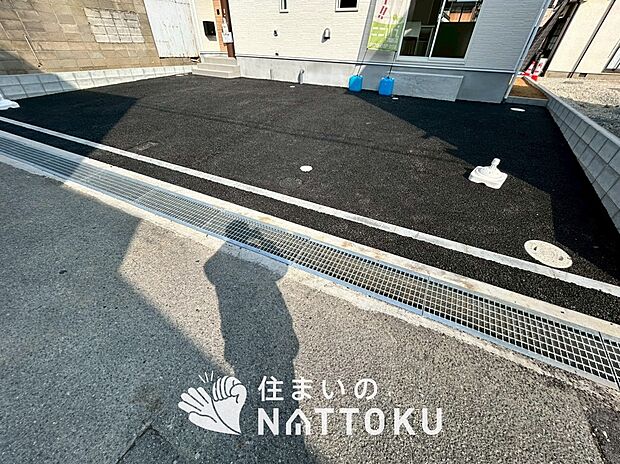 【現地写真（駐車場）】駐車スペースが広く、運転が苦手な方も安心です。