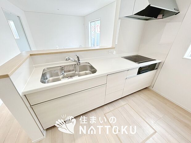 【現地写真（キッチン）】収納たっぷりのシステムキッチン、浄水器付水栓を標準装備しています。