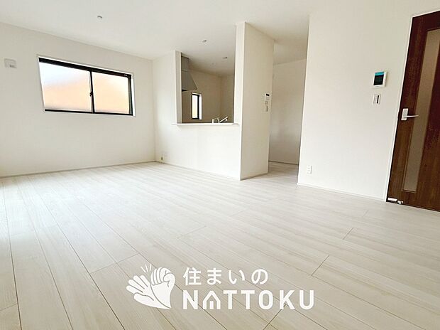 【現地写真（リビング）】フローリング材には、木目、色調など木材特有の風合いがあり、ナチュラルな美しさになっています。