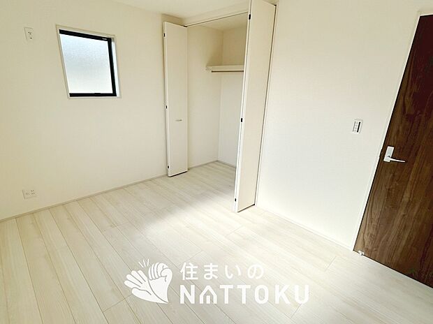 【現地写真（洋室）】木目の美しさを際立たせるシンプルデザインの建具を使用しています。