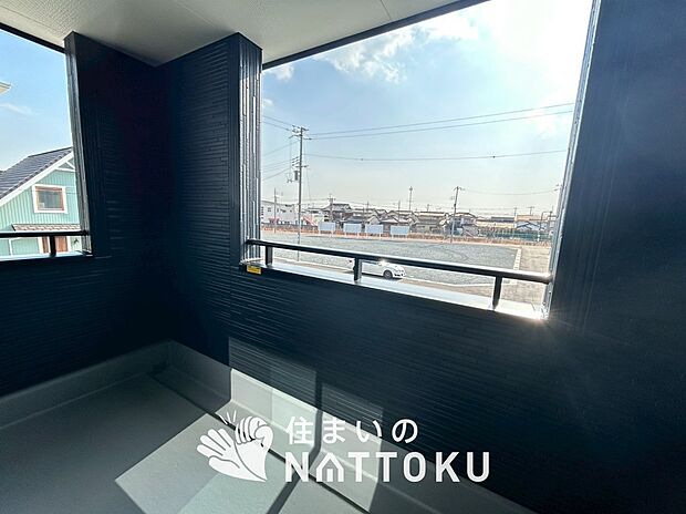 【バルコニー】奥行きが広く、洗濯物をゆったりと干せる十分な広さで、家族の洗濯も捗ります。