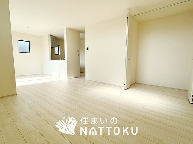 【現地写真（リビング）】フローリング材には、木目、色調など木材特有の風合いがあり、ナチュラルな美しさになっています。