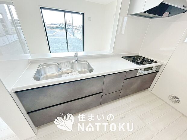 【現地写真（キッチン）】収納たっぷりのシステムキッチン、浄水器付水栓を標準装備しています。