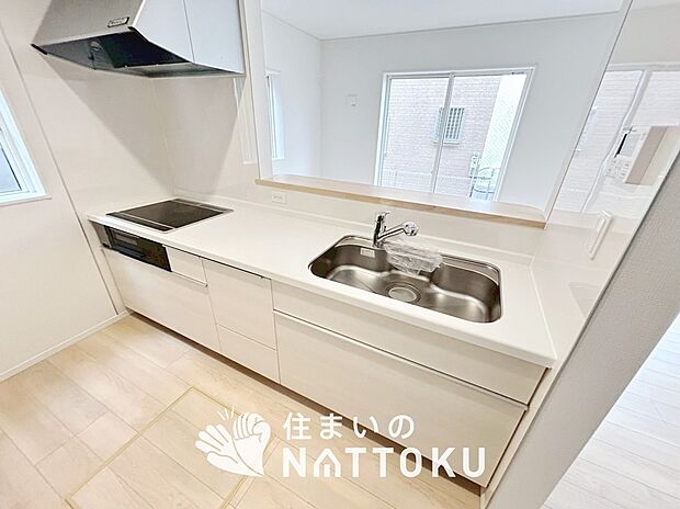 【現地写真(キッチン)】収納たっぷりのシステムキッチン、浄水器付水栓を標準装備しています。