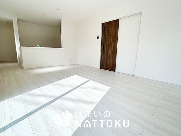 【現地写真(リビング)】フローリング材には、木目、色調など木材特有の風合いがあり、ナチュラルな美しさになっています。