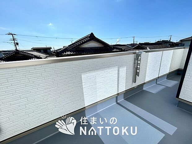 【バルコニー】奥行きが広く、洗濯物をゆったりと干せる十分な広さで、家族の洗濯も捗ります。