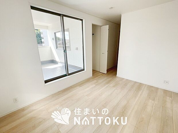 【現地写真(寝室)】木目の美しさを際立たせるシンプルデザインの建具を使用しています。