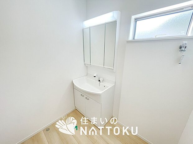 【洗面台・洗面所】鏡の両サイドは、必要なものを取出しやすく、大きな鏡面で朝の準備も快適。
使いやすいリフトアップ機能付きのシングルレバーシャワー水栓付です。