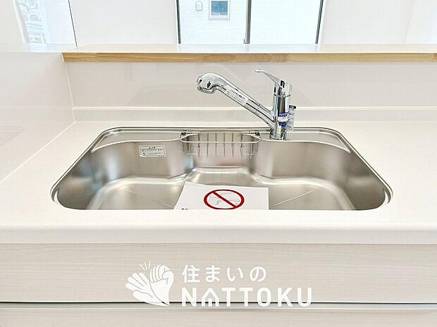 【浄水器内臓ハンドシャワー付シンク】広々とした凸型シンクに洗剤ポケットを標準装備。すっきり収納できます。
また、蛇口の先端に浄水器を内蔵しているため場所をとりません。