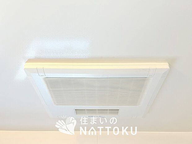 【電気式浴室暖房換気乾燥機】寒い冬場はあたたかく、暑い夏場は扇風機のような心地よさです。
雨の日は、浴室が衣類乾燥スペースになります。