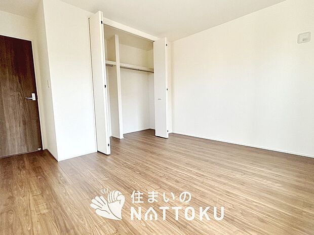 【現地写真(寝室)】木目の美しさを際立たせるシンプルデザインの建具を使用しています。