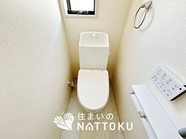 【トイレ】汚れてもサッとひと拭きでお手入れ簡単、エコ仕様の温水洗浄便座付きのトイレです。
バリアフリーにも配慮しています。