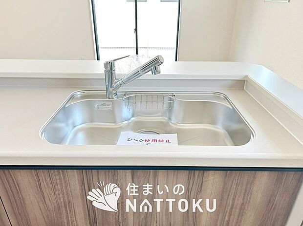 【浄水器内臓型ハンドシャワー付シンク】傷や汚れが付きにくい静音仕様の全面エンボス加工シンク。
また、蛇口の先端に浄水器を内蔵。浄水シャワーが使える毎分4リットルのたっぷり浄水。