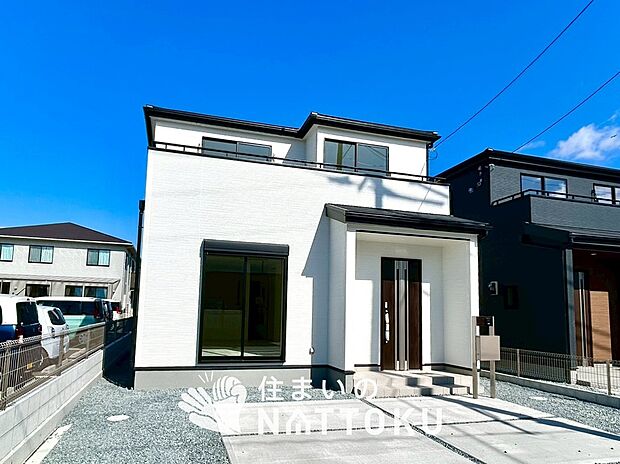 【現地写真（外観）【２号地】】雨で汚れを落とし、耐久性・耐候性に優れた外壁を使用しています。