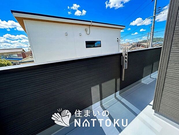 【バルコニー】奥行きが広く、洗濯物をゆったりと干せる十分な広さで、家族の洗濯も捗ります。