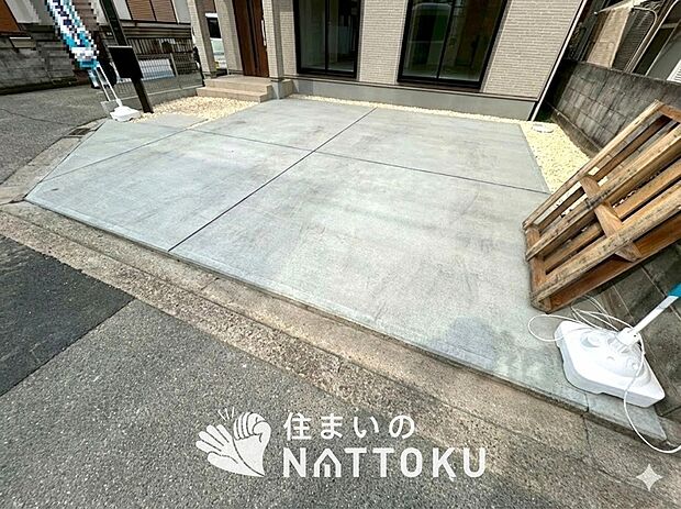 【現地写真（駐車場）】駐車スペースが広く、運転が苦手な方も安心です。