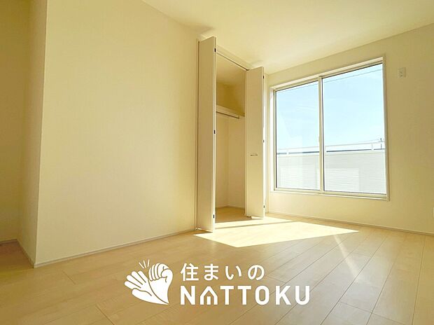 【現地写真(寝室)】木目の美しさを際立たせるシンプルデザインの建具を使用しています。