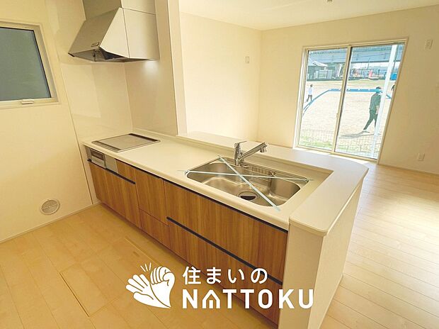 【現地写真(キッチン)】収納たっぷりのシステムキッチン、浄水器付水栓を標準装備しています。